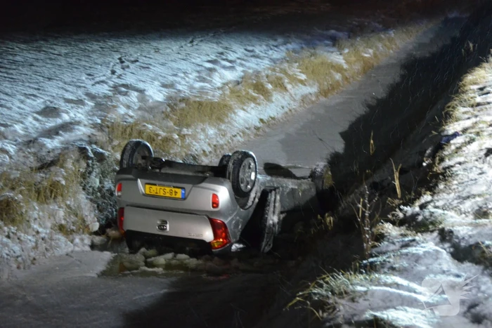 Auto op z´n kop in de sloot