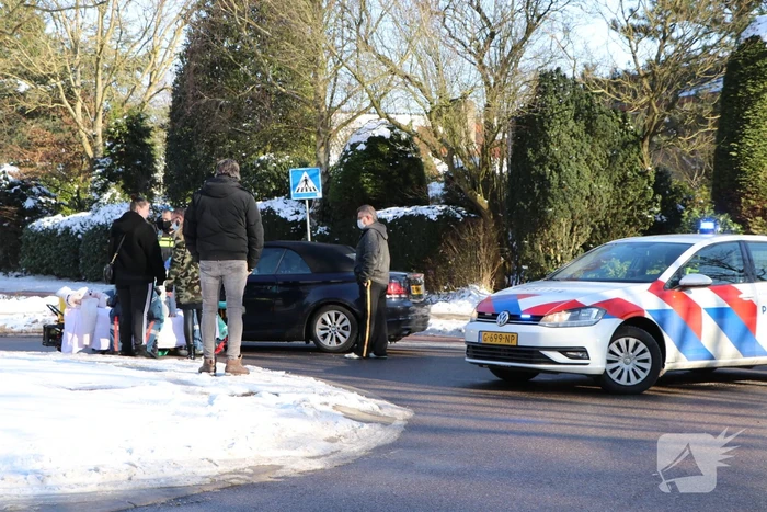 Fietsster gewond bij aanrijding met auto op rotonde
