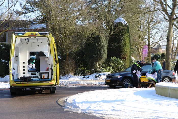 Fietsster gewond bij aanrijding met auto op rotonde