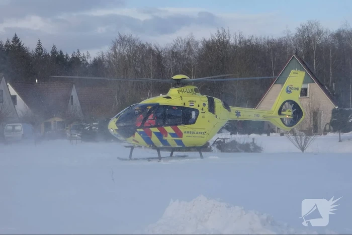 Traumahelikopter landt in sneeuw
