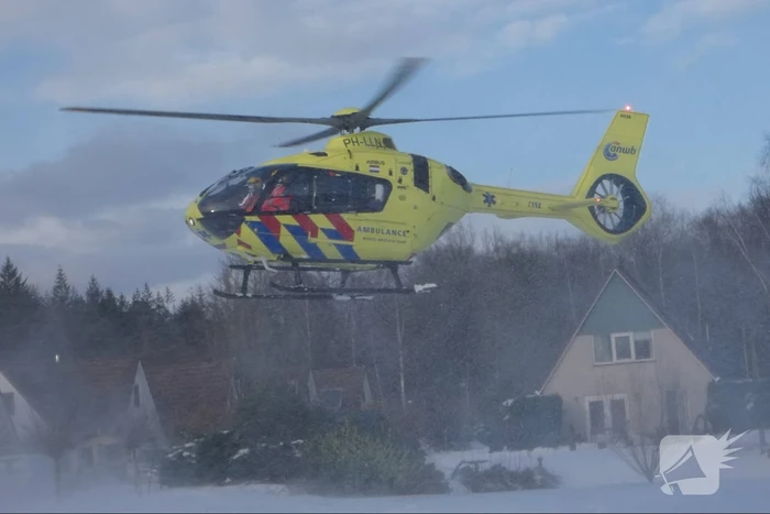 Traumahelikopter landt in sneeuw