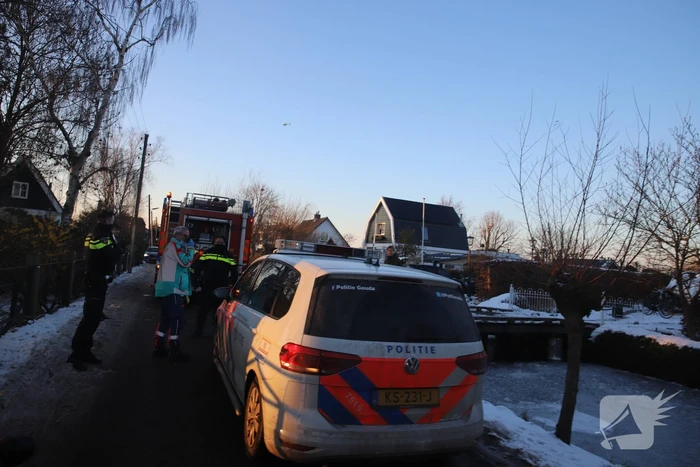 Schaatser zakt door dunne ijs