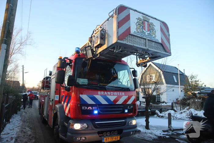 Schaatser zakt door dunne ijs