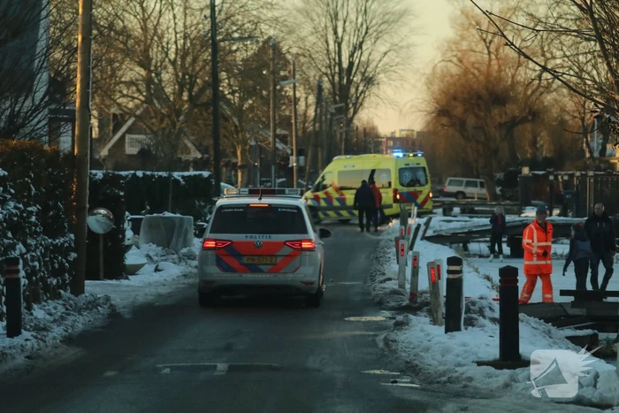 Schaatser zakt door dunne ijs
