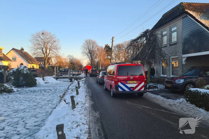 Schaatser zakt door dunne ijs