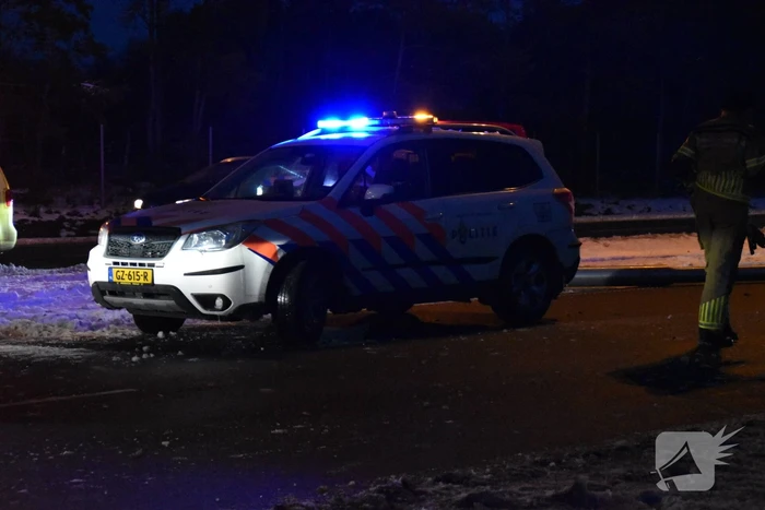 Auto schiet door het ijs na ongeval