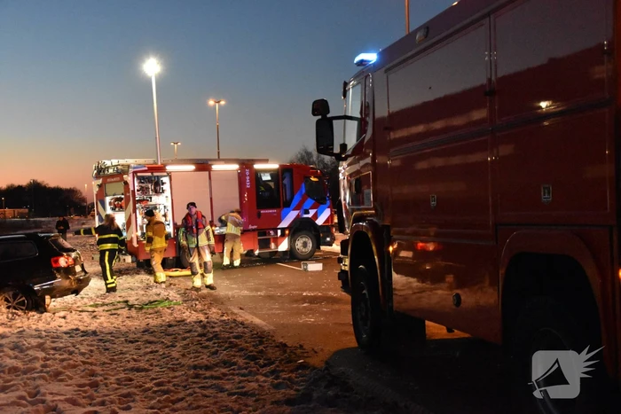 Auto schiet door het ijs na ongeval