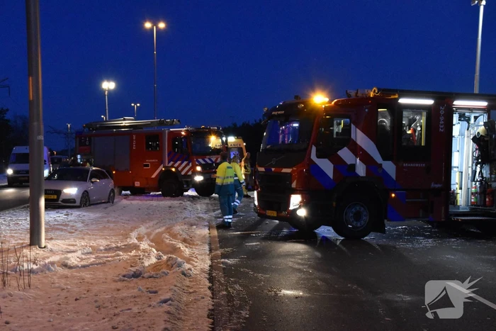 Auto schiet door het ijs na ongeval