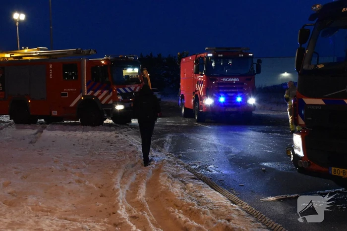 Auto schiet door het ijs na ongeval