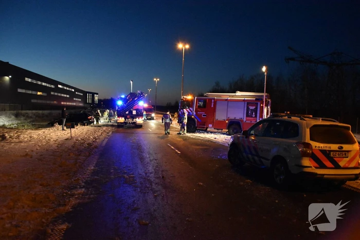 Auto schiet door het ijs na ongeval