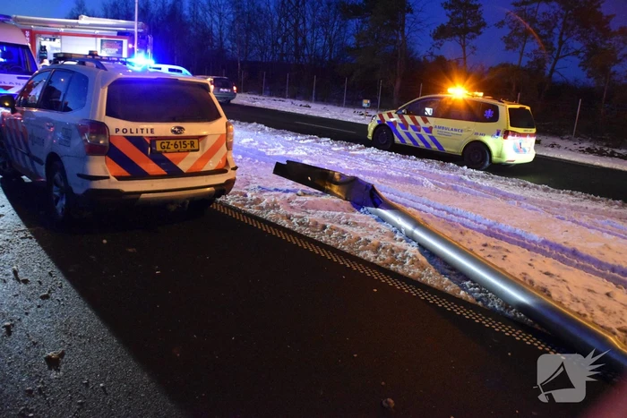 Auto schiet door het ijs na ongeval