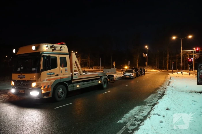 Kop-staart botsing tussen drie voertuigen