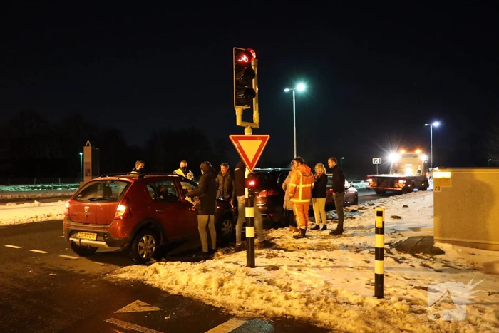 Kop-staart botsing tussen drie voertuigen