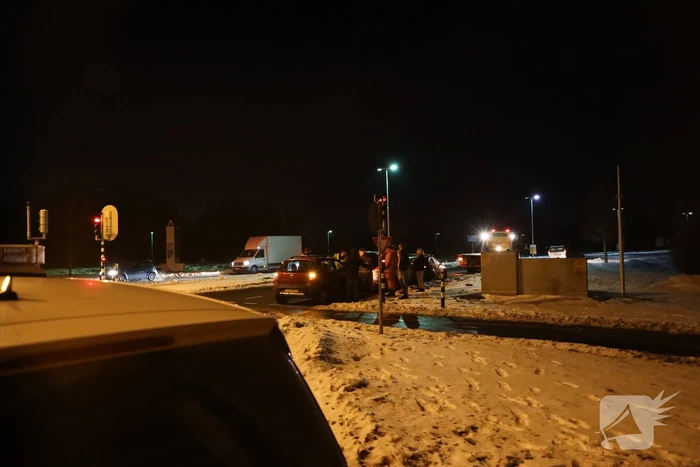 Kop-staart botsing tussen drie voertuigen