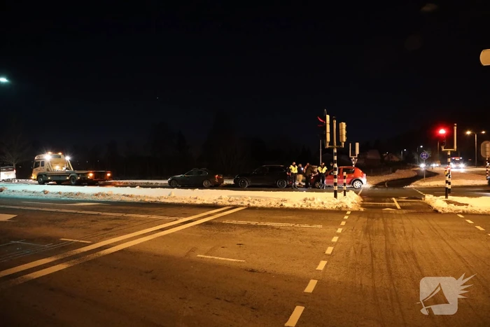 Kop-staart botsing tussen drie voertuigen