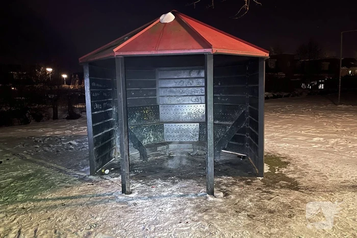 Brandweer blust brand in jeugdhok