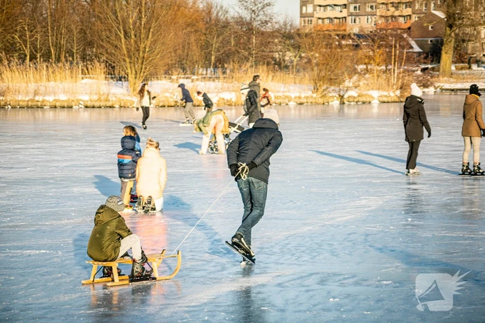 Drukte op het Burgemeester Reinaldapark door natuurijs