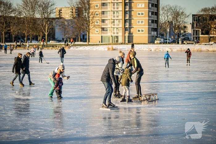 Drukte op het Burgemeester Reinaldapark door natuurijs