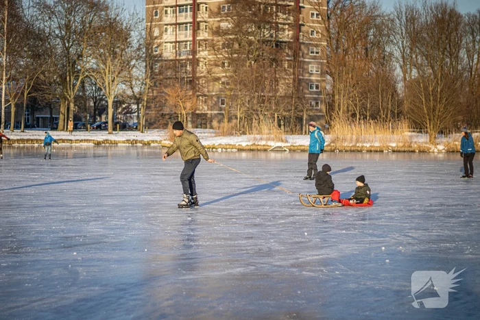 Drukte op het Burgemeester Reinaldapark door natuurijs