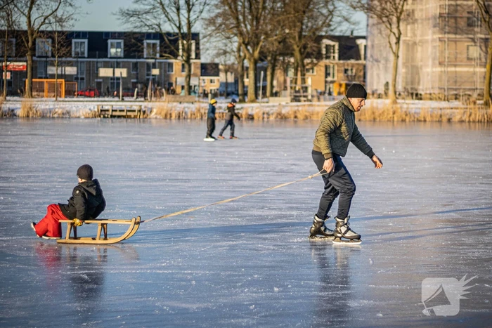 Drukte op het Burgemeester Reinaldapark door natuurijs