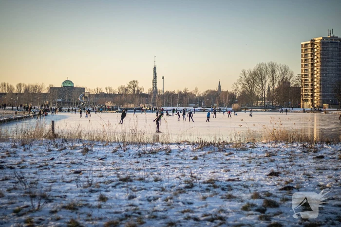 Drukte op het Burgemeester Reinaldapark door natuurijs