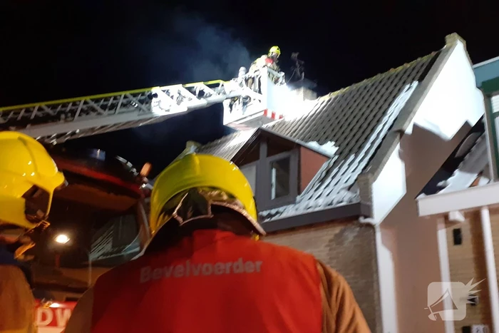 Brandweer blust brand in schoorsteen van woning