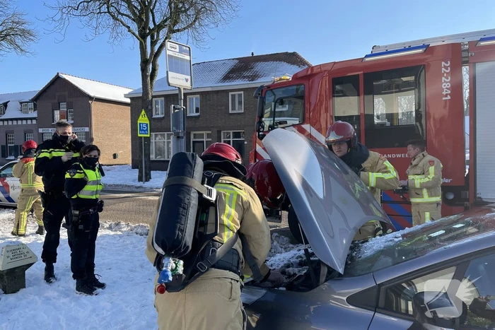 Auto brand met sneeuw geblust