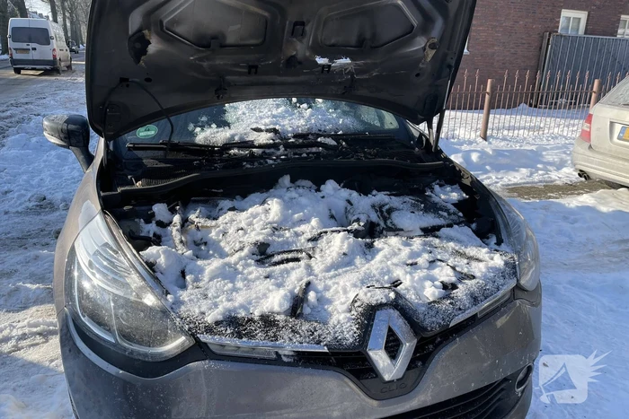 Auto brand met sneeuw geblust