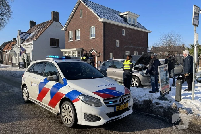 Auto brand met sneeuw geblust