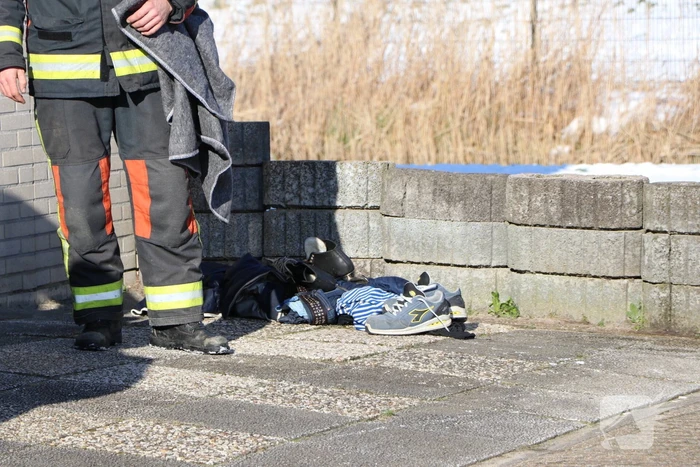 Schaatser zakt door ijs op kanaal Dwarswetering