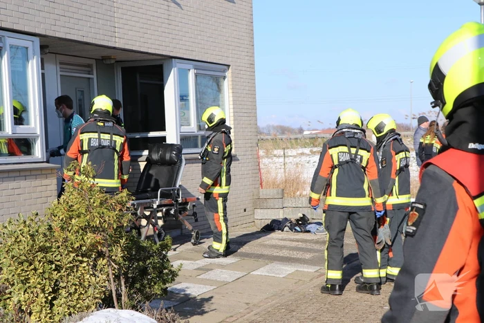 Schaatser zakt door ijs op kanaal Dwarswetering