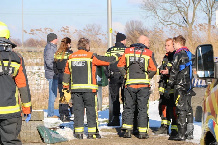 Schaatser zakt door ijs op kanaal Dwarswetering