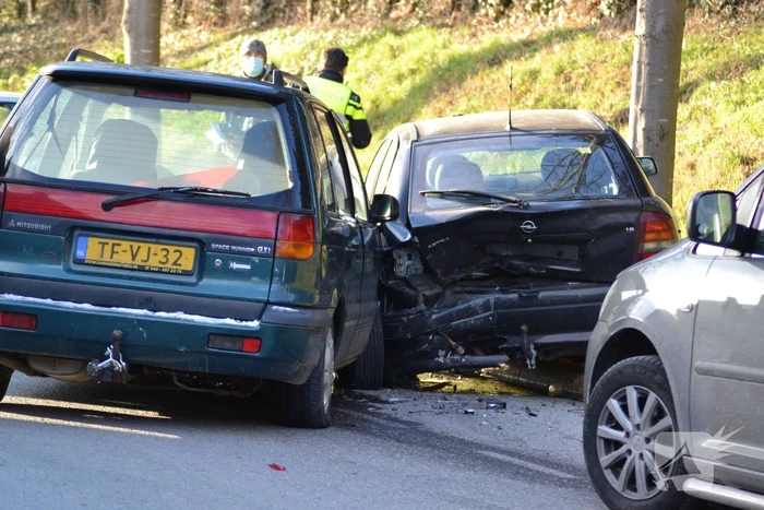 Automobilist verblind door zon en richt schade aan
