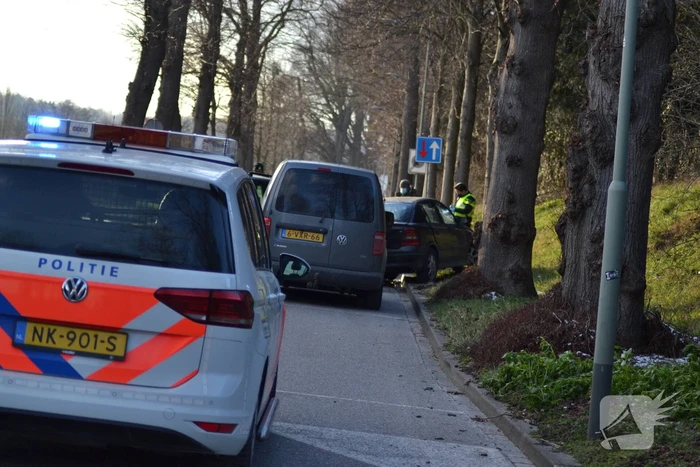 Automobilist verblind door zon en richt schade aan