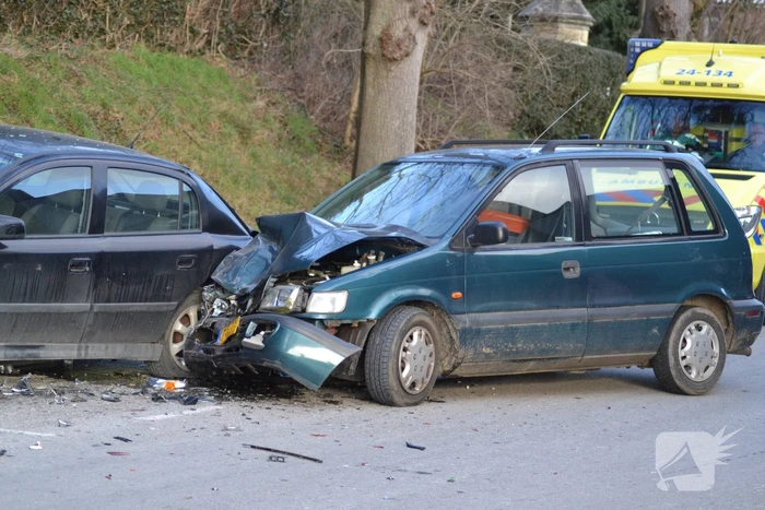 Automobilist verblind door zon en richt schade aan