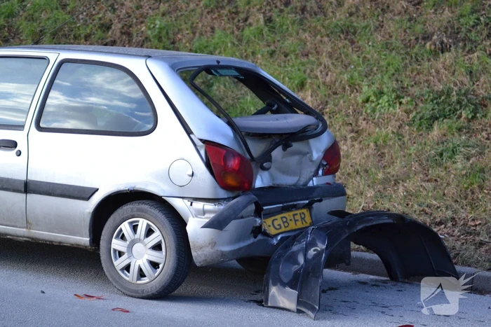 Automobilist verblind door zon en richt schade aan