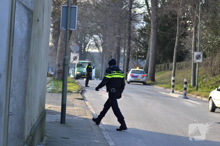 Automobilist verblind door zon en richt schade aan