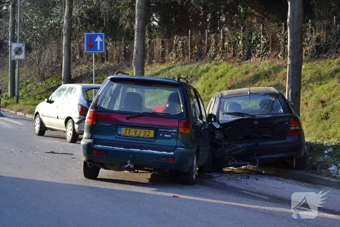 Automobilist verblind door zon en richt schade aan