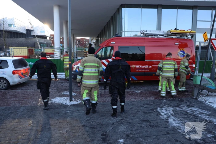 Wandelaar zakt door ijs op Eem