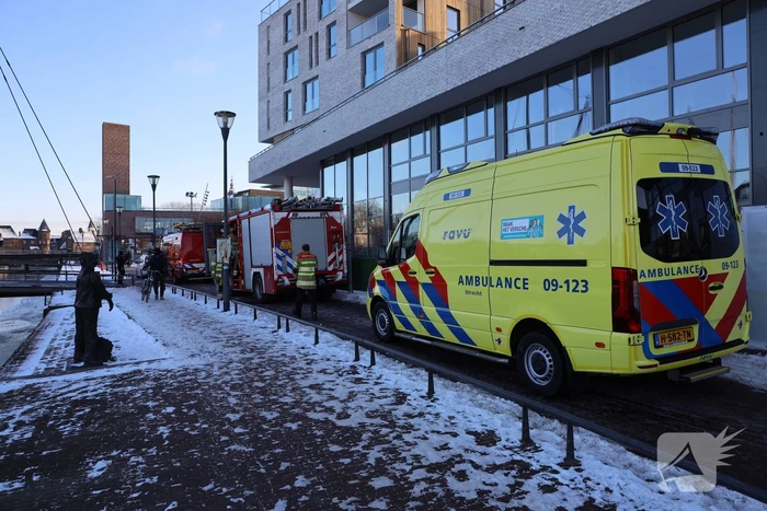 Wandelaar zakt door ijs op Eem