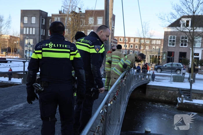 Wandelaar zakt door ijs op Eem