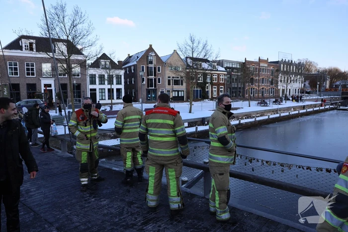Wandelaar zakt door ijs op Eem