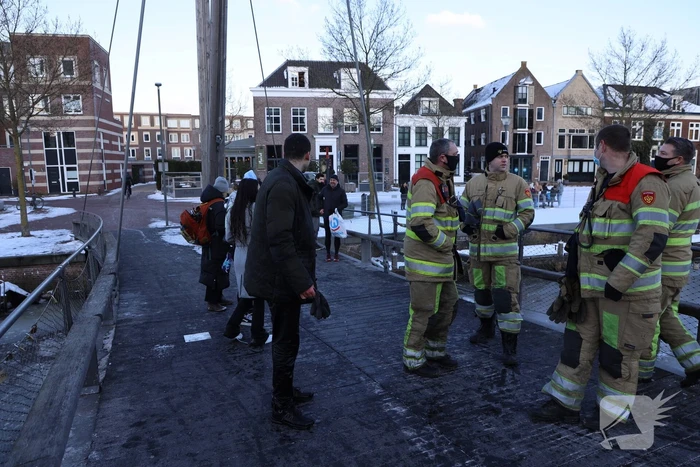 Wandelaar zakt door ijs op Eem