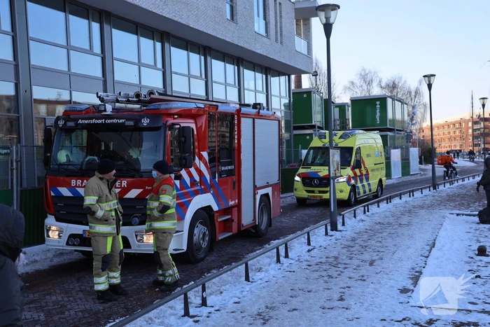 Wandelaar zakt door ijs op Eem