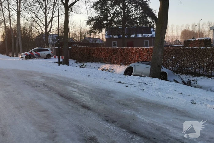 Auto glijdt en belandt in sloot