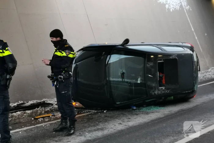 Auto belandt op zijn kant in tunnel