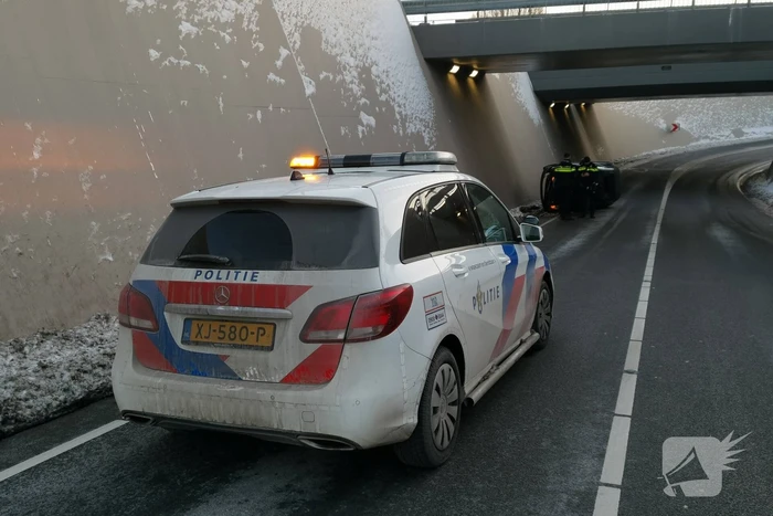 Auto belandt op zijn kant in tunnel