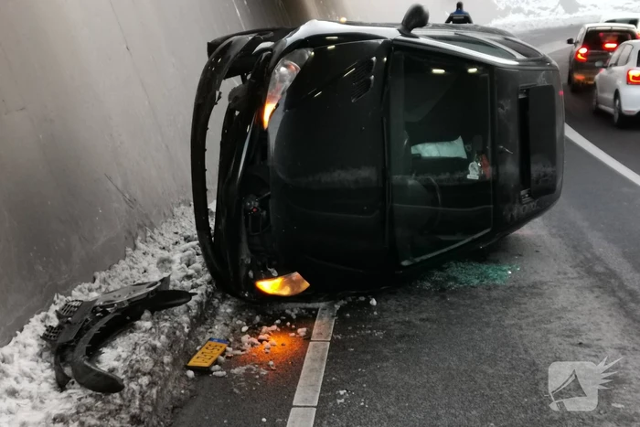 Auto belandt op zijn kant in tunnel