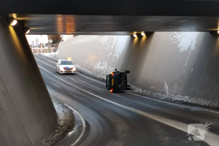 Auto belandt op zijn kant in tunnel