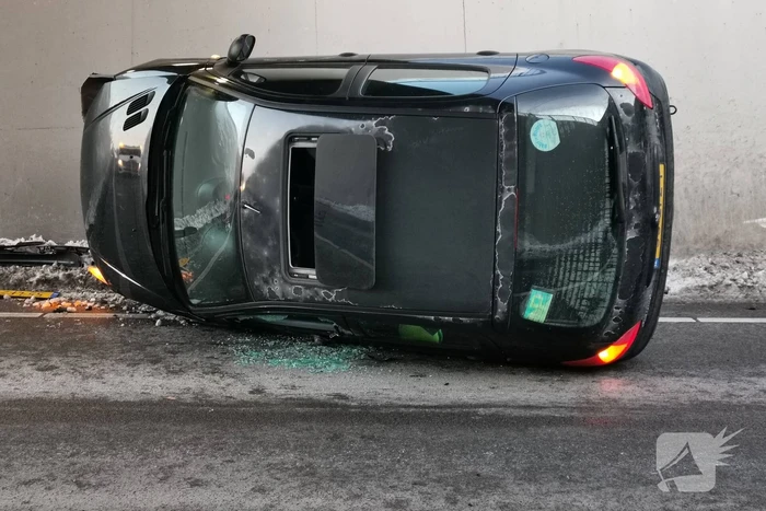 Auto belandt op zijn kant in tunnel